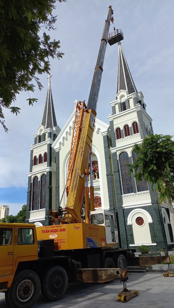 Cẩu công trình nhà thờ giáo xứ Ba Làng